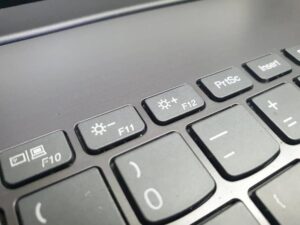 Proste sposoby na to, jak zmniejszyć jasność ekranu w laptopie Acer