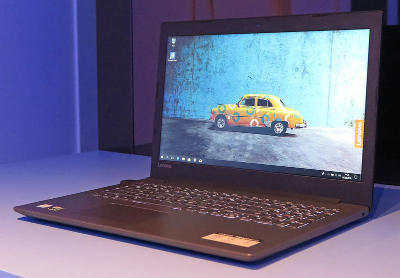 Wkładanie płyty do laptopa