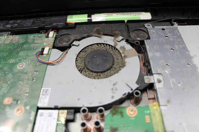 Czyszczenie wnętrza laptopa Lenovo
