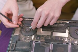 Skuteczne sposoby na to, jak wyczyścić laptopa Lenovo i przywrócić mu blask